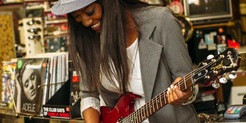 豪华野蛮人80：解码反叛美学，掌握高阶穿搭技巧