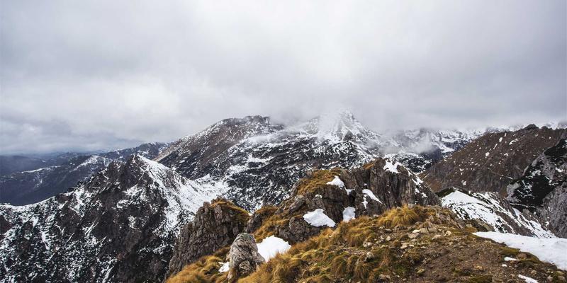 豪华野蛮人如何重新定义‘低调奢华’：解码看不见的顶级生活方式与穿搭密码