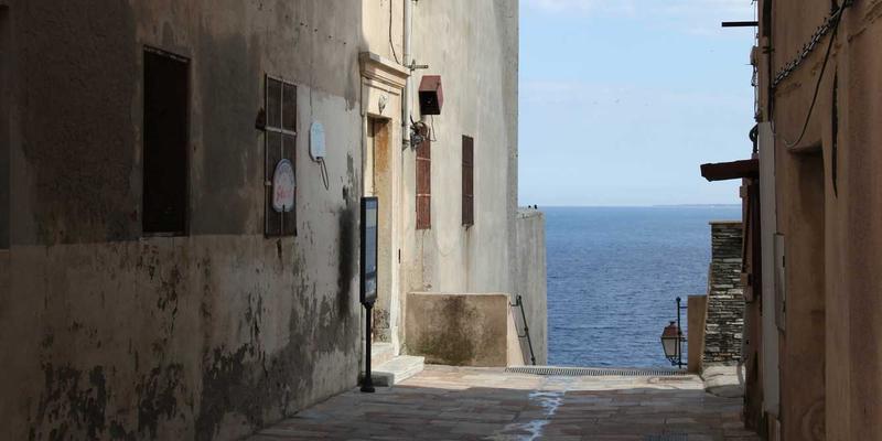 豪华野蛮人的旅行地图：重新定义探险式奢华与深度文化体验