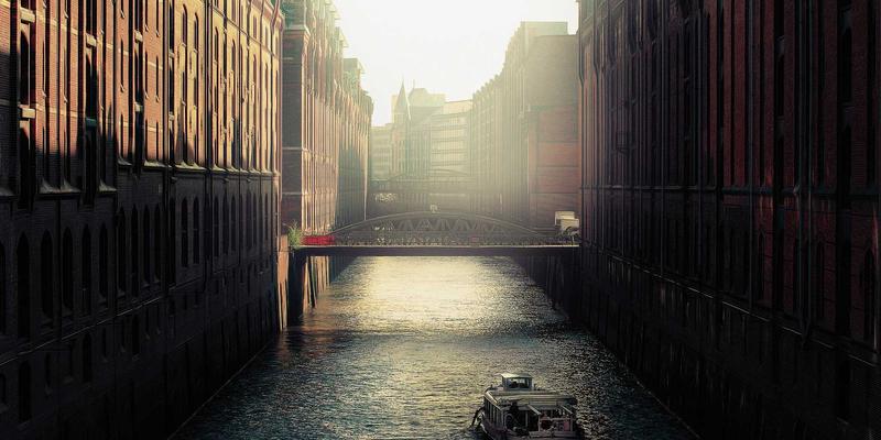 静奢风潮下的反叛：豪华野蛮人如何用穿搭技巧重新定义商务休闲与权力着装